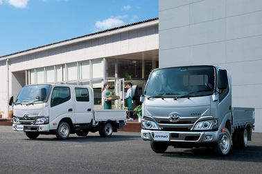 写真左:ダブルキャブ・2WD・ジャストロー・木製デッキ・1.0トン積・2.0Lガソリン車