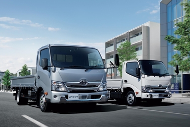 左)ワイドキャブ・ロングデッキ・フルジャストロー・2.0トン積・ディーゼル車