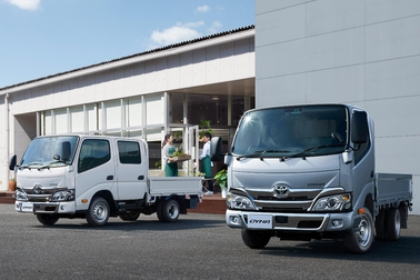 写真左はダブルキャブ・2WD・ジャストロー・木製デッキ・1.0トン積・2.0Lガソリン車