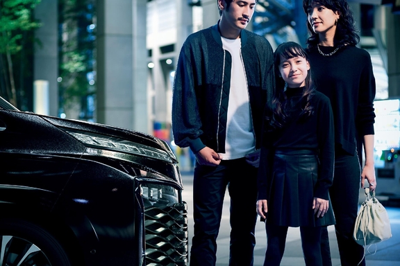 【モデル入り素材】S-Z（ハイブリッド・2WD・7人乗り）